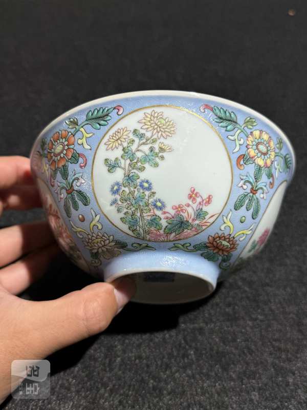 清道光 内青花蓝地轧道粉彩开光重阳艳菊纹膳碗 - 图6